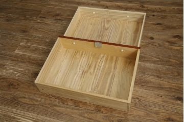 和製ビンテージ　美品　高島屋デパート取り扱い　美しい木目との繊細で力強いあられ金具が魅力的な小箪笥(整理タンス、収納たんす、引き出し、サイドチェスト、ヴィンテージ)(R-083673)