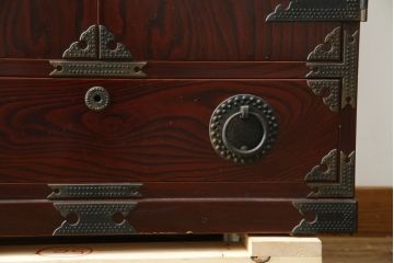 和製ビンテージ　美品　高島屋デパート取り扱い　美しい木目との繊細で力強いあられ金具が魅力的な小箪笥(整理タンス、収納たんす、引き出し、サイドチェスト、ヴィンテージ)(R-083673)