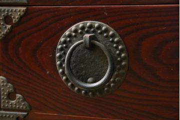 和製ビンテージ　美品　高島屋デパート取り扱い　美しい木目との繊細で力強いあられ金具が魅力的な小箪笥(整理タンス、収納たんす、引き出し、サイドチェスト、ヴィンテージ)(R-083673)