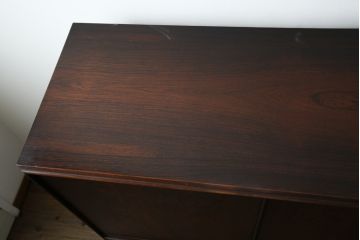 デンマークビンテージ　Sejling Skabe(セイリング・スカーベ)社　E.W BACHデザイン　ローズウッドの杢目が美しいサイドボード(ハイボード、収納棚、戸棚、ヴィンテージ)(R-083674)