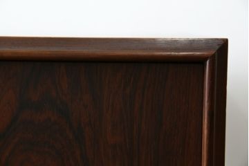 デンマークビンテージ　Sejling Skabe(セイリング・スカーベ)社　E.W BACHデザイン　ローズウッドの杢目が美しいサイドボード(ハイボード、収納棚、戸棚、ヴィンテージ)(R-083674)