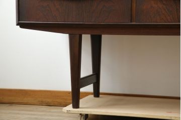 デンマークビンテージ　Sejling Skabe(セイリング・スカーベ)社　E.W BACHデザイン　ローズウッドの杢目が美しいサイドボード(ハイボード、収納棚、戸棚、ヴィンテージ)(R-083674)