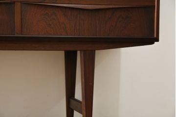 デンマークビンテージ　Sejling Skabe(セイリング・スカーベ)社　E.W BACHデザイン　ローズウッドの杢目が美しいサイドボード(ハイボード、収納棚、戸棚、ヴィンテージ)(R-083674)