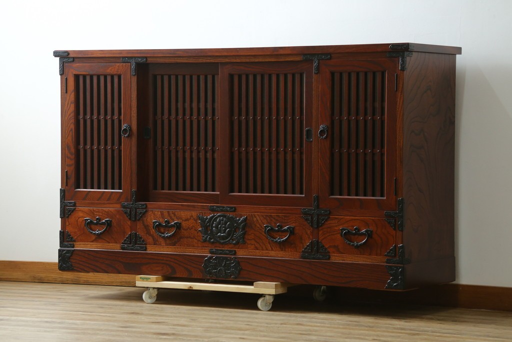 中古　美品!!　岩谷堂箪笥　緻密で堅牢な金具装飾がアクセントのサイドボード　(R-083676)