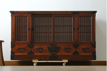中古　美品!!　岩谷堂箪笥　緻密で堅牢な金具装飾がアクセントのサイドボード　(R-083676)