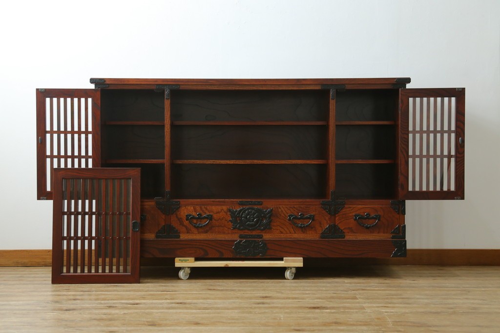 中古　美品!!　岩谷堂箪笥　緻密で堅牢な金具装飾がアクセントのサイドボード　(R-083676)
