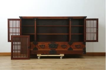 中古　美品!!　岩谷堂箪笥　緻密で堅牢な金具装飾がアクセントのサイドボード　(R-083676)