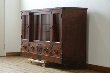 中古　美品!!　岩谷堂箪笥　緻密で堅牢な金具装飾がアクセントのサイドボード　(R-083676)