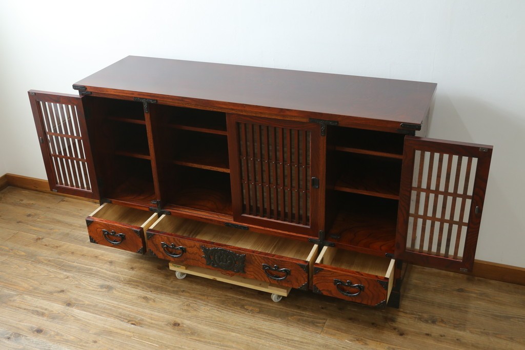 中古　美品!!　岩谷堂箪笥　緻密で堅牢な金具装飾がアクセントのサイドボード　(R-083676)
