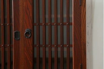 中古　美品!!　岩谷堂箪笥　緻密で堅牢な金具装飾がアクセントのサイドボード　(R-083676)