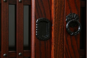 中古　美品!!　岩谷堂箪笥　緻密で堅牢な金具装飾がアクセントのサイドボード　(R-083676)