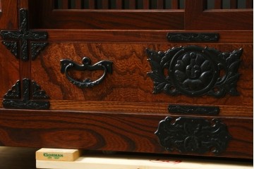 中古　美品!!　岩谷堂箪笥　緻密で堅牢な金具装飾がアクセントのサイドボード　(R-083676)