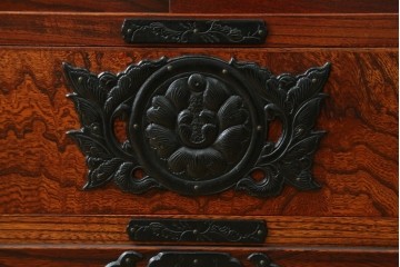 中古　美品!!　岩谷堂箪笥　緻密で堅牢な金具装飾がアクセントのサイドボード　(R-083676)