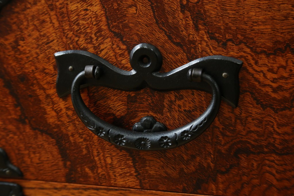 中古　美品!!　岩谷堂箪笥　緻密で堅牢な金具装飾がアクセントのサイドボード　(R-083676)