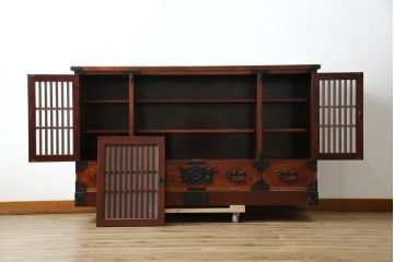 中古　美品!!　岩谷堂箪笥　緻密で堅牢な金具装飾がアクセントのサイドボード(サイドキャビネット、リビングボード、収納棚、戸棚、民芸家具)(R-083676)