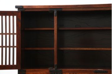 中古　美品!!　岩谷堂箪笥　緻密で堅牢な金具装飾がアクセントのサイドボード(サイドキャビネット、リビングボード、収納棚、戸棚、民芸家具)(R-083676)