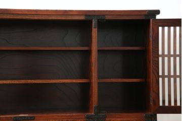 中古　美品!!　岩谷堂箪笥　緻密で堅牢な金具装飾がアクセントのサイドボード(サイドキャビネット、リビングボード、収納棚、戸棚、民芸家具)(R-083676)