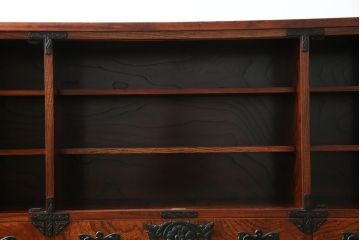 中古　美品!!　岩谷堂箪笥　緻密で堅牢な金具装飾がアクセントのサイドボード(サイドキャビネット、リビングボード、収納棚、戸棚、民芸家具)(R-083676)