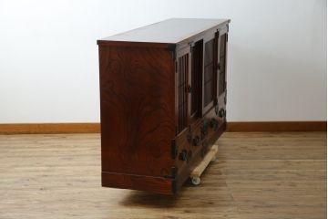 中古　美品!!　岩谷堂箪笥　緻密で堅牢な金具装飾がアクセントのサイドボード(サイドキャビネット、リビングボード、収納棚、戸棚、民芸家具)(R-083676)