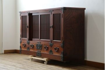 中古　美品!!　岩谷堂箪笥　緻密で堅牢な金具装飾がアクセントのサイドボード(サイドキャビネット、リビングボード、収納棚、戸棚、民芸家具)(R-083676)