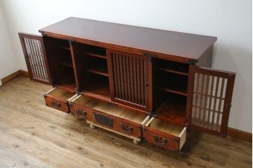 中古　美品!!　岩谷堂箪笥　緻密で堅牢な金具装飾がアクセントのサイドボード(サイドキャビネット、リビングボード、収納棚、戸棚、民芸家具)(R-083676)