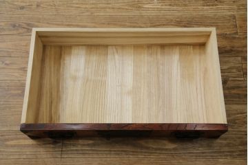 中古　美品!!　岩谷堂箪笥　緻密で堅牢な金具装飾がアクセントのサイドボード(サイドキャビネット、リビングボード、収納棚、戸棚、民芸家具)(R-083676)