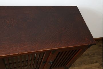 中古　美品!!　岩谷堂箪笥　緻密で堅牢な金具装飾がアクセントのサイドボード(サイドキャビネット、リビングボード、収納棚、戸棚、民芸家具)(R-083676)