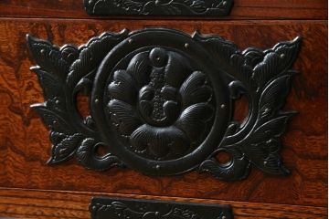 中古　美品!!　岩谷堂箪笥　緻密で堅牢な金具装飾がアクセントのサイドボード(サイドキャビネット、リビングボード、収納棚、戸棚、民芸家具)(R-083676)