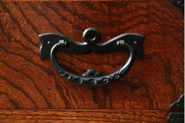 中古　美品!!　岩谷堂箪笥　緻密で堅牢な金具装飾がアクセントのサイドボード(サイドキャビネット、リビングボード、収納棚、戸棚、民芸家具)(R-083676)