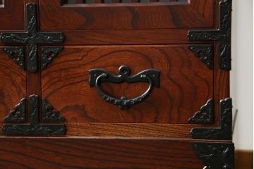 中古　美品!!　岩谷堂箪笥　緻密で堅牢な金具装飾がアクセントのサイドボード(サイドキャビネット、リビングボード、収納棚、戸棚、民芸家具)(R-083676)