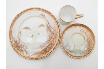 明治〜大正期　オールドノリタケ　NORITAKE　ハンドペイント　金彩　金盛　白鳥葦文　優雅な雰囲気漂うポット・カップ&ソーサー4客・プレート5枚セット(トリオ、デミタス、コーヒー、C&S、碗皿)(R-083678)