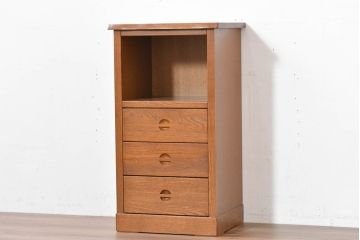 中古　美品　大塚家具取り扱い　ナラ(楢)材　「杜」(もり)シリーズ　自然の温もりを宿す引き出し付きサイドキャビネット(リビングボード、サイドボード、収納棚、電話台)(R-083701)