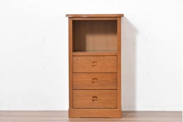 中古　美品　大塚家具取り扱い　ナラ(楢)材　「杜」(もり)シリーズ　自然の温もりを宿す引き出し付きサイドキャビネット(リビングボード、サイドボード、収納棚、電話台)(R-083701)