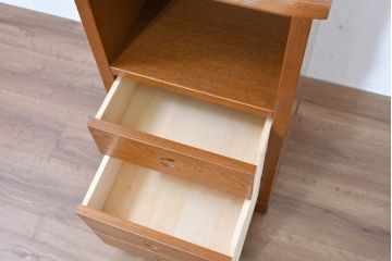 中古　美品　大塚家具取り扱い　ナラ(楢)材　「杜」(もり)シリーズ　自然の温もりを宿す引き出し付きサイドキャビネット(リビングボード、サイドボード、収納棚、電話台)(R-083701)