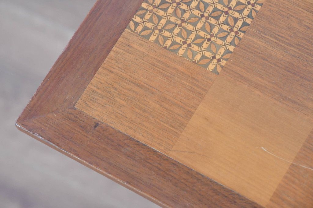 和製ヴィンテージ　天板の幾何学模様に工芸美を感じるダイニングテーブル　(R-083704)