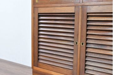 イタリアビンテージ　真鍮象嵌が美しいアクセント!!丸窓とルーバー扉が印象的な引き出しテーブル付きビューローキャビネット(収納棚、戸棚、ライティングビューロー、簿記机、在宅用、在宅ワーク、ワークデスク、ブラス、ヴィンテージ)(R-083706)