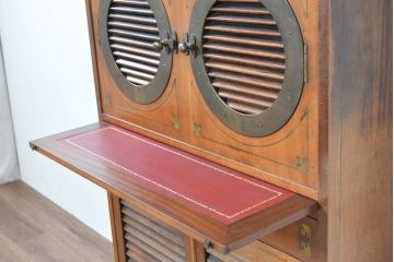 イタリアビンテージ　真鍮象嵌が美しいアクセント!!丸窓とルーバー扉が印象的な引き出しテーブル付きビューローキャビネット(収納棚、戸棚、ライティングビューロー、簿記机、在宅用、在宅ワーク、ワークデスク、ブラス、ヴィンテージ)(R-083706)