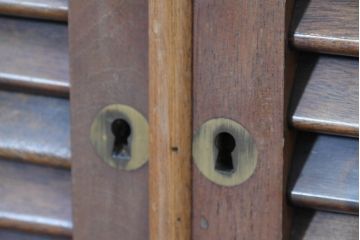 イタリアビンテージ　真鍮象嵌が美しいアクセント!!丸窓とルーバー扉が印象的な引き出しテーブル付きビューローキャビネット(収納棚、戸棚、ライティングビューロー、簿記机、在宅用、在宅ワーク、ワークデスク、ブラス、ヴィンテージ)(R-083706)