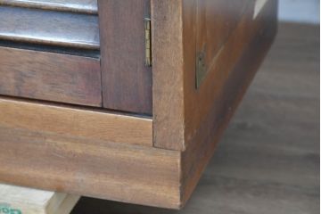 イタリアビンテージ　真鍮象嵌が美しいアクセント!!丸窓とルーバー扉が印象的な引き出しテーブル付きビューローキャビネット(収納棚、戸棚、ライティングビューロー、簿記机、在宅用、在宅ワーク、ワークデスク、ブラス、ヴィンテージ)(R-083706)