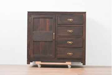 中古　チーク無垢材　リゾート風　深みのある色合いが落ち着いた雰囲気を醸し出すリゾート風アジアンサイドボード(サイドキャビネット、収納棚、戸棚)(R-083708)