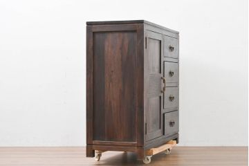 中古　チーク無垢材　リゾート風　深みのある色合いが落ち着いた雰囲気を醸し出すリゾート風アジアンサイドボード(サイドキャビネット、収納棚、戸棚)(R-083708)