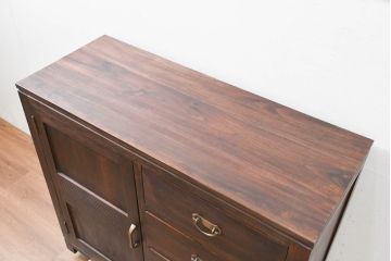 中古　チーク無垢材　リゾート風　深みのある色合いが落ち着いた雰囲気を醸し出すリゾート風アジアンサイドボード(サイドキャビネット、収納棚、戸棚)(R-083708)