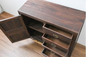 中古　チーク無垢材　リゾート風　深みのある色合いが落ち着いた雰囲気を醸し出すリゾート風アジアンサイドボード(サイドキャビネット、収納棚、戸棚)(R-083708)
