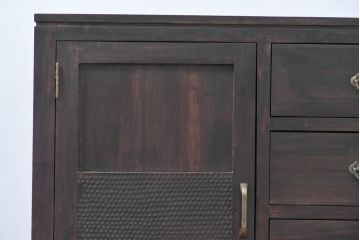 中古　チーク無垢材　リゾート風　深みのある色合いが落ち着いた雰囲気を醸し出すリゾート風アジアンサイドボード(サイドキャビネット、収納棚、戸棚)(R-083708)