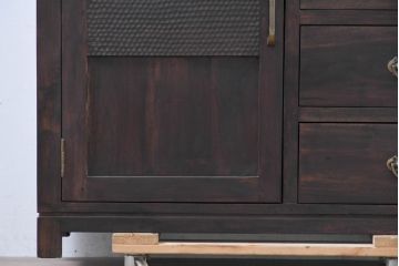 中古　チーク無垢材　リゾート風　深みのある色合いが落ち着いた雰囲気を醸し出すリゾート風アジアンサイドボード(サイドキャビネット、収納棚、戸棚)(R-083708)