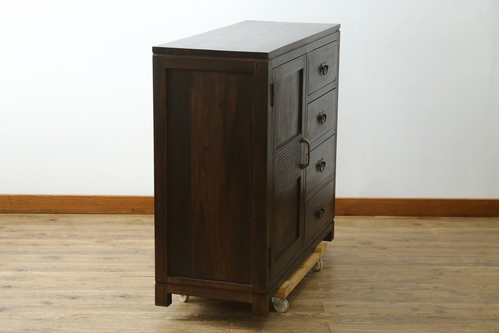 中古　チーク無垢材　リゾート風　深みのある色合いが落ち着いた雰囲気を醸し出すリゾート風アジアンサイドボード　(R-083708)
