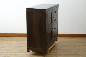 中古　チーク無垢材　リゾート風　深みのある色合いが落ち着いた雰囲気を醸し出すリゾート風アジアンサイドボード　(R-083708)
