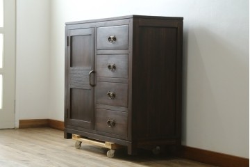 中古　チーク無垢材　リゾート風　深みのある色合いが落ち着いた雰囲気を醸し出すリゾート風アジアンサイドボード　(R-083708)