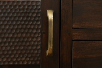 中古　チーク無垢材　リゾート風　深みのある色合いが落ち着いた雰囲気を醸し出すリゾート風アジアンサイドボード　(R-083708)