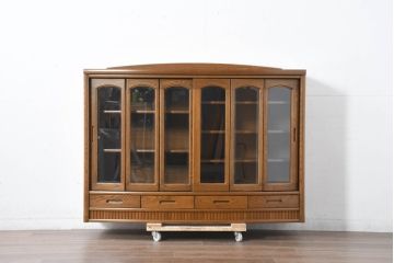中古　展示品　美品　浜本工芸　楢(ナラ)材　優美な佇まいが素敵!ゆるやかな曲線のサイドボード(食器棚、収納棚、戸棚、引き出し)(定価約23万円)(R-83709)
